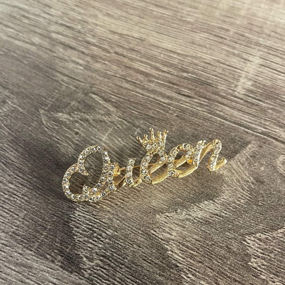 “Queen” Brooch ‼️Immediate Shipping‼️